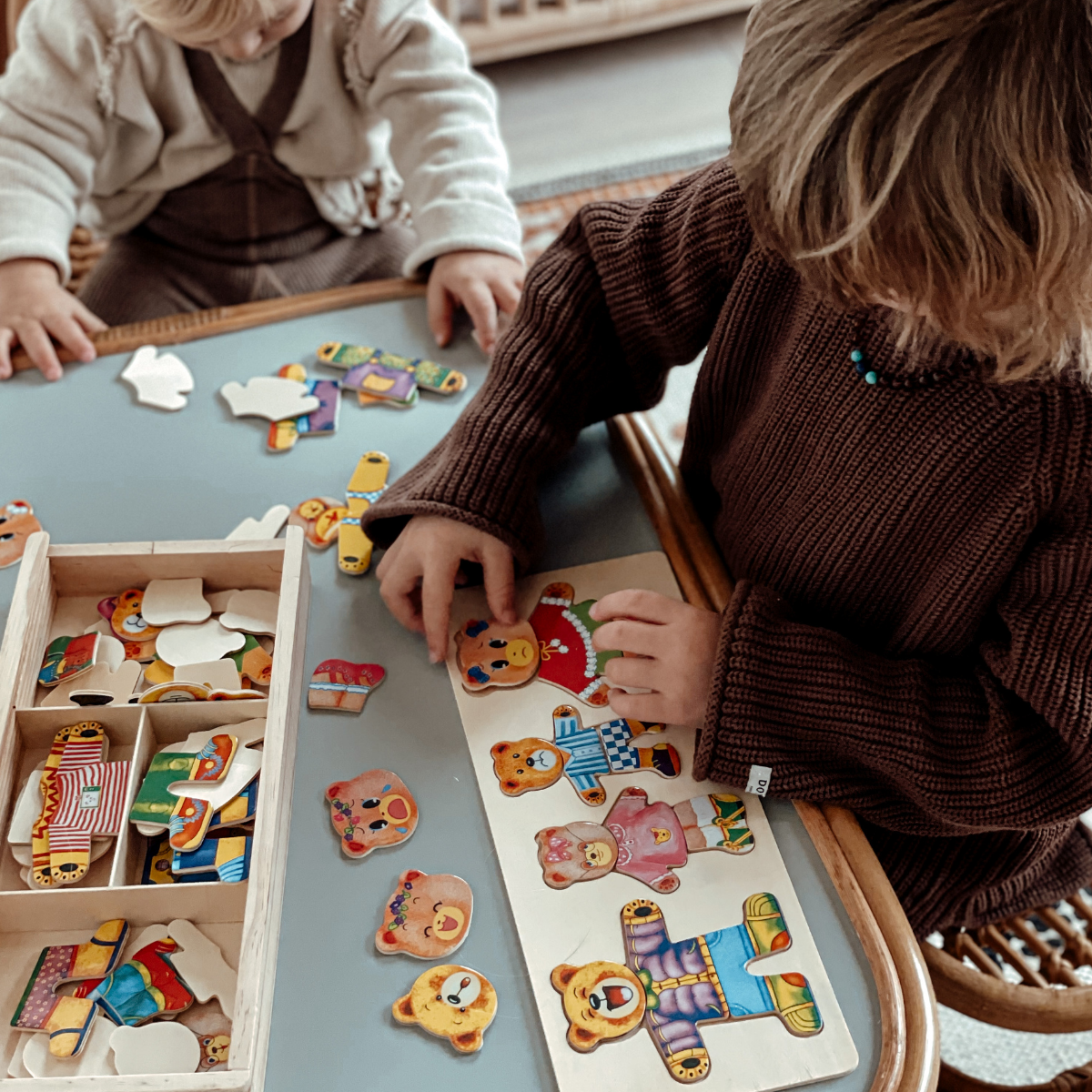Puinen Karhu-pukeutumispalapeli – Palapelilaatikko säilytysrasialla (Opetuslelu)