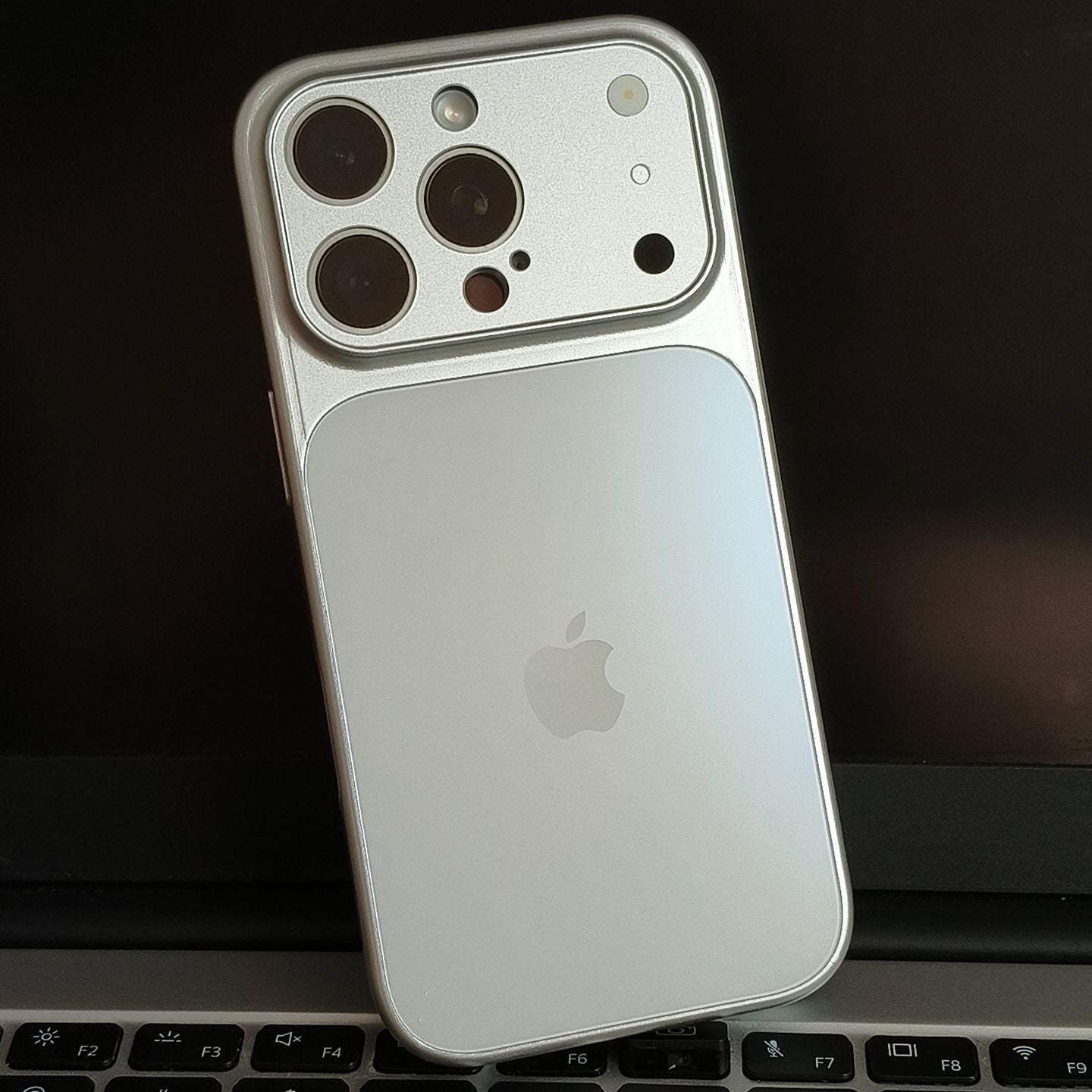 MagSafe-suojakuori kameransuojalla