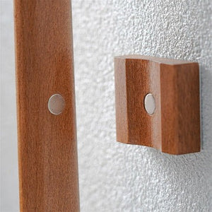 Pitkä magneettinen kenkälusikka seinätelineellä